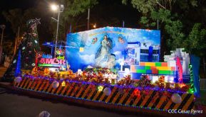 Familias disfrutan ambientes mariano y navideño en Avenida Bolívar y Plaza de la Revolución