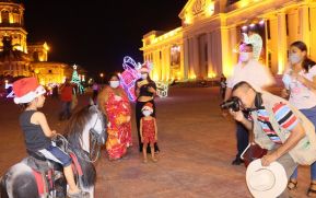 Familias disfrutan ambientes mariano y navideño en Avenida Bolívar y Plaza de la Revolución