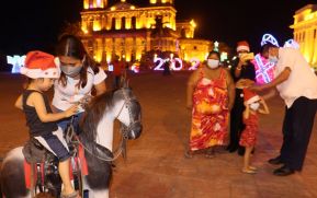 Familias disfrutan ambientes mariano y navideño en Avenida Bolívar y Plaza de la Revolución