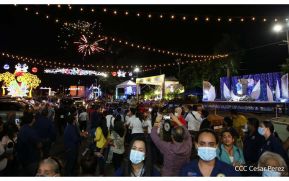 Familias disfrutan ambientes mariano y navideño en Avenida Bolívar y Plaza de la Revolución