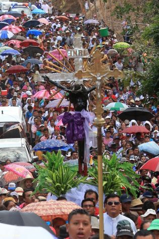 Cardenal Brenes participa de Viacrucis en Carazo
