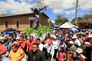 Cardenal Brenes participa de Viacrucis en Carazo
