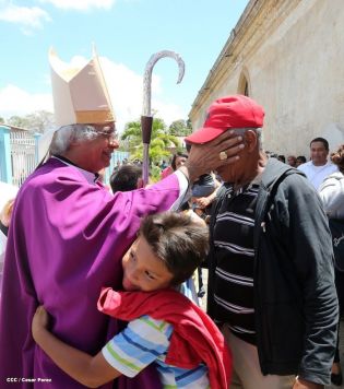 Cardenal Brenes participa de Viacrucis en Carazo