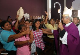 Cardenal Brenes participa de Viacrucis en Carazo