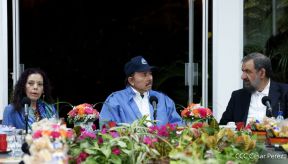 Presidente Daniel Ortega y Vicepresidenta Rosario en encuentro con delegación de Irán