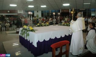 Feligreses de parroquia Espíritu Santo reciben gozosos al Cardenal Brenes