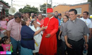 Feligreses de parroquia Espíritu Santo reciben gozosos al Cardenal Brenes