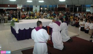 Feligreses de parroquia Espíritu Santo reciben gozosos al Cardenal Brenes