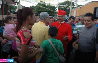 Feligreses de parroquia Espíritu Santo reciben gozosos al Cardenal Brenes