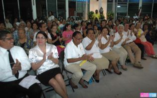 Feligreses de parroquia Espíritu Santo reciben gozosos al Cardenal Brenes