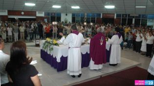 Feligreses de parroquia Espíritu Santo reciben gozosos al Cardenal Brenes