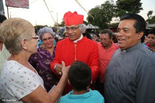 Feligreses de parroquia Espíritu Santo reciben gozosos al Cardenal Brenes