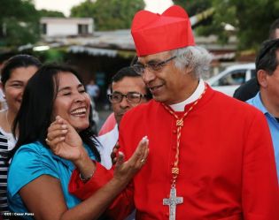 Feligreses de parroquia Espíritu Santo reciben gozosos al Cardenal Brenes