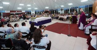 Feligreses de parroquia Espíritu Santo reciben gozosos al Cardenal Brenes