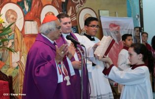 Feligreses de parroquia Espíritu Santo reciben gozosos al Cardenal Brenes
