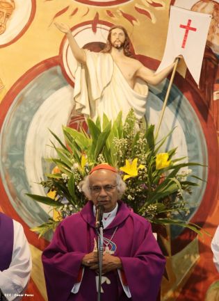 Feligreses de parroquia Espíritu Santo reciben gozosos al Cardenal Brenes