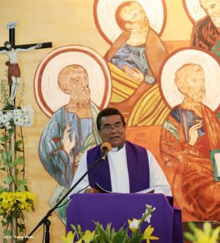 Feligreses de parroquia Espíritu Santo reciben gozosos al Cardenal Brenes