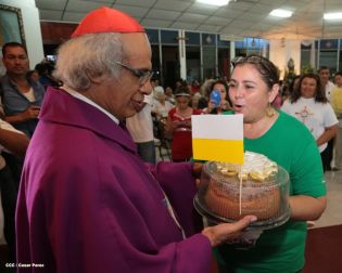 Feligreses de parroquia Espíritu Santo reciben gozosos al Cardenal Brenes
