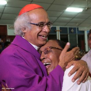 Feligreses de parroquia Espíritu Santo reciben gozosos al Cardenal Brenes