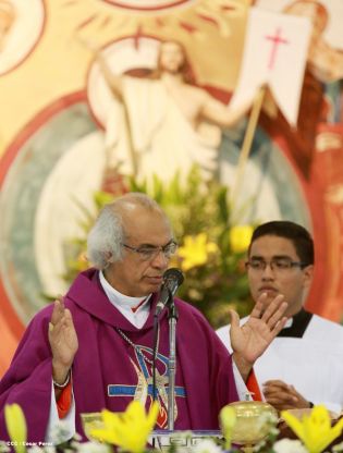 Feligreses de parroquia Espíritu Santo reciben gozosos al Cardenal Brenes