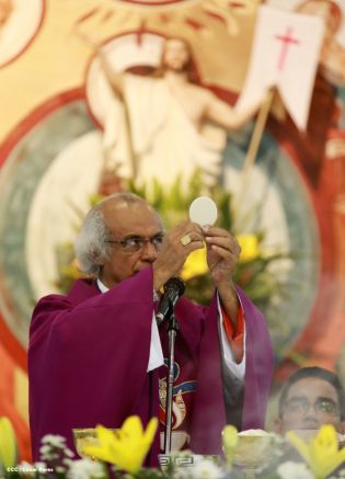 Feligreses de parroquia Espíritu Santo reciben gozosos al Cardenal Brenes
