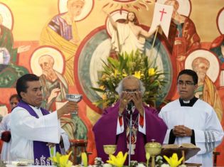 Feligreses de parroquia Espíritu Santo reciben gozosos al Cardenal Brenes