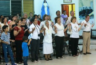 Feligreses de parroquia Espíritu Santo reciben gozosos al Cardenal Brenes