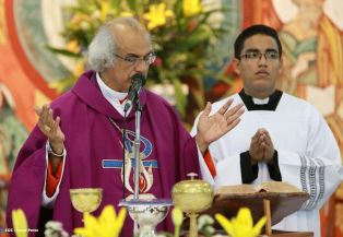 Feligreses de parroquia Espíritu Santo reciben gozosos al Cardenal Brenes
