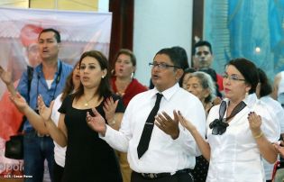 Feligreses de parroquia Espíritu Santo reciben gozosos al Cardenal Brenes
