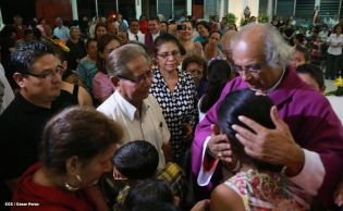 Feligreses de parroquia Espíritu Santo reciben gozosos al Cardenal Brenes