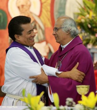 Feligreses de parroquia Espíritu Santo reciben gozosos al Cardenal Brenes