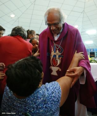 Feligreses de parroquia Espíritu Santo reciben gozosos al Cardenal Brenes