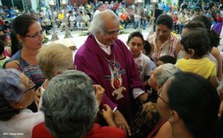 Feligreses de parroquia Espíritu Santo reciben gozosos al Cardenal Brenes