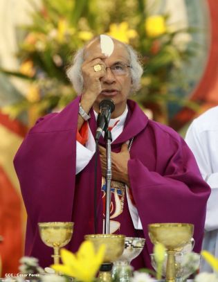 Feligreses de parroquia Espíritu Santo reciben gozosos al Cardenal Brenes