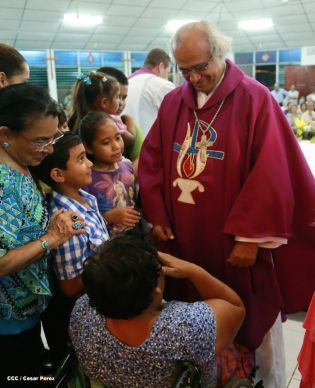 Feligreses de parroquia Espíritu Santo reciben gozosos al Cardenal Brenes