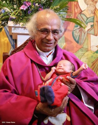 Feligreses de parroquia Espíritu Santo reciben gozosos al Cardenal Brenes