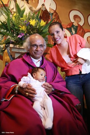 Feligreses de parroquia Espíritu Santo reciben gozosos al Cardenal Brenes