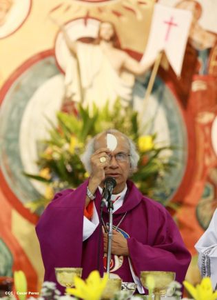 Feligreses de parroquia Espíritu Santo reciben gozosos al Cardenal Brenes