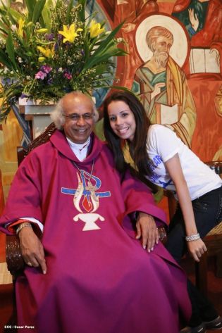 Feligreses de parroquia Espíritu Santo reciben gozosos al Cardenal Brenes