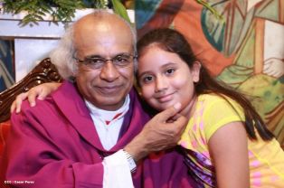 Feligreses de parroquia Espíritu Santo reciben gozosos al Cardenal Brenes