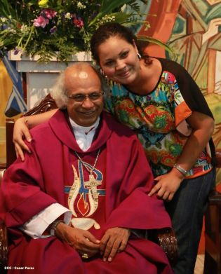 Feligreses de parroquia Espíritu Santo reciben gozosos al Cardenal Brenes