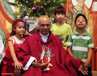 Feligreses de parroquia Espíritu Santo reciben gozosos al Cardenal Brenes