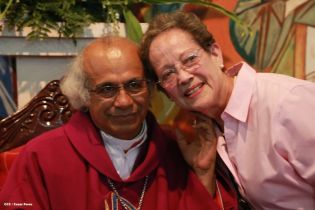 Feligreses de parroquia Espíritu Santo reciben gozosos al Cardenal Brenes