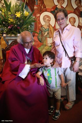 Feligreses de parroquia Espíritu Santo reciben gozosos al Cardenal Brenes