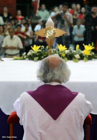 Feligreses de parroquia Espíritu Santo reciben gozosos al Cardenal Brenes