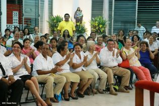 Feligreses de parroquia Espíritu Santo reciben gozosos al Cardenal Brenes