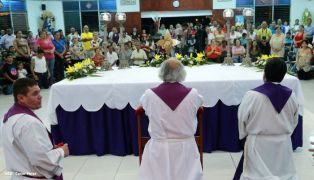 Feligreses de parroquia Espíritu Santo reciben gozosos al Cardenal Brenes