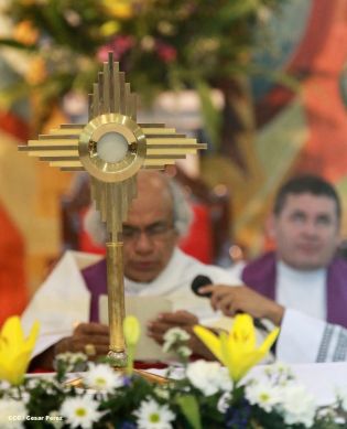 Feligreses de parroquia Espíritu Santo reciben gozosos al Cardenal Brenes