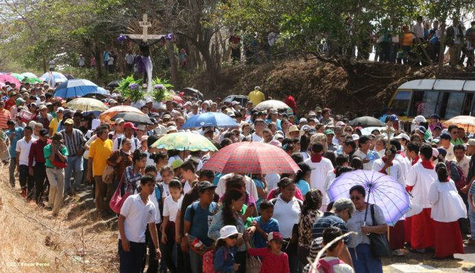 Realizan tercera peregrinación y Viacrucis en La Conquista 
