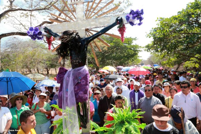 Realizan tercera peregrinación y Viacrucis en La Conquista 